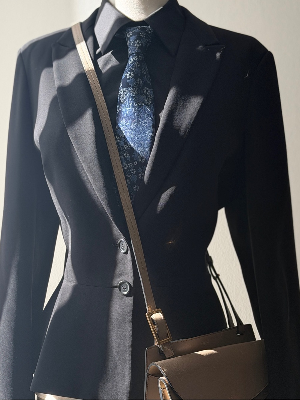 Anne Valerie Hash pour Cartier Classic Black Tailored Blazer